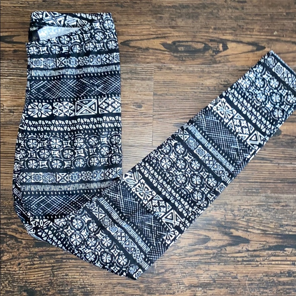 Nollie black and white Aztec leggings